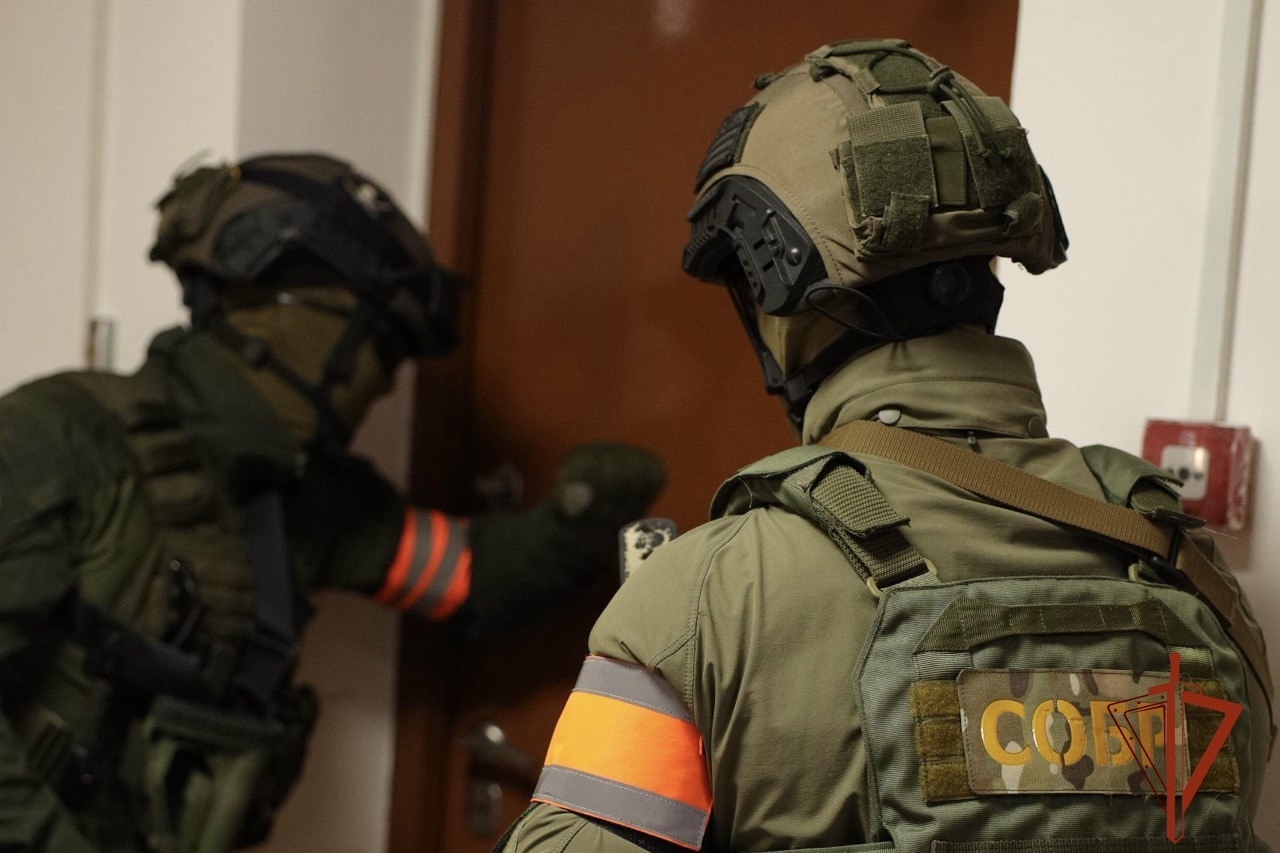 В Новосибирске СОБР Росгвардии задержал руководителя строительной компании, подозреваемого в мошенничестве В Новосибирске СОБР Росгвардии задержал руководителя строительной компании, подозреваемого в мошенничестве