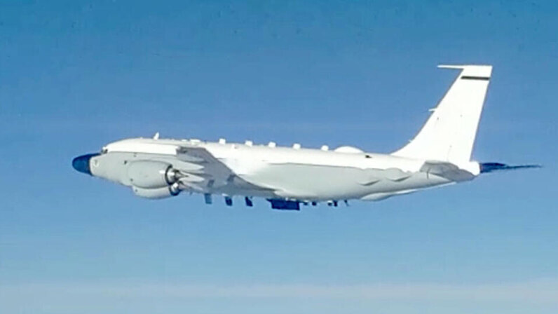 Над нами вороги кружили и было видно словно днём!