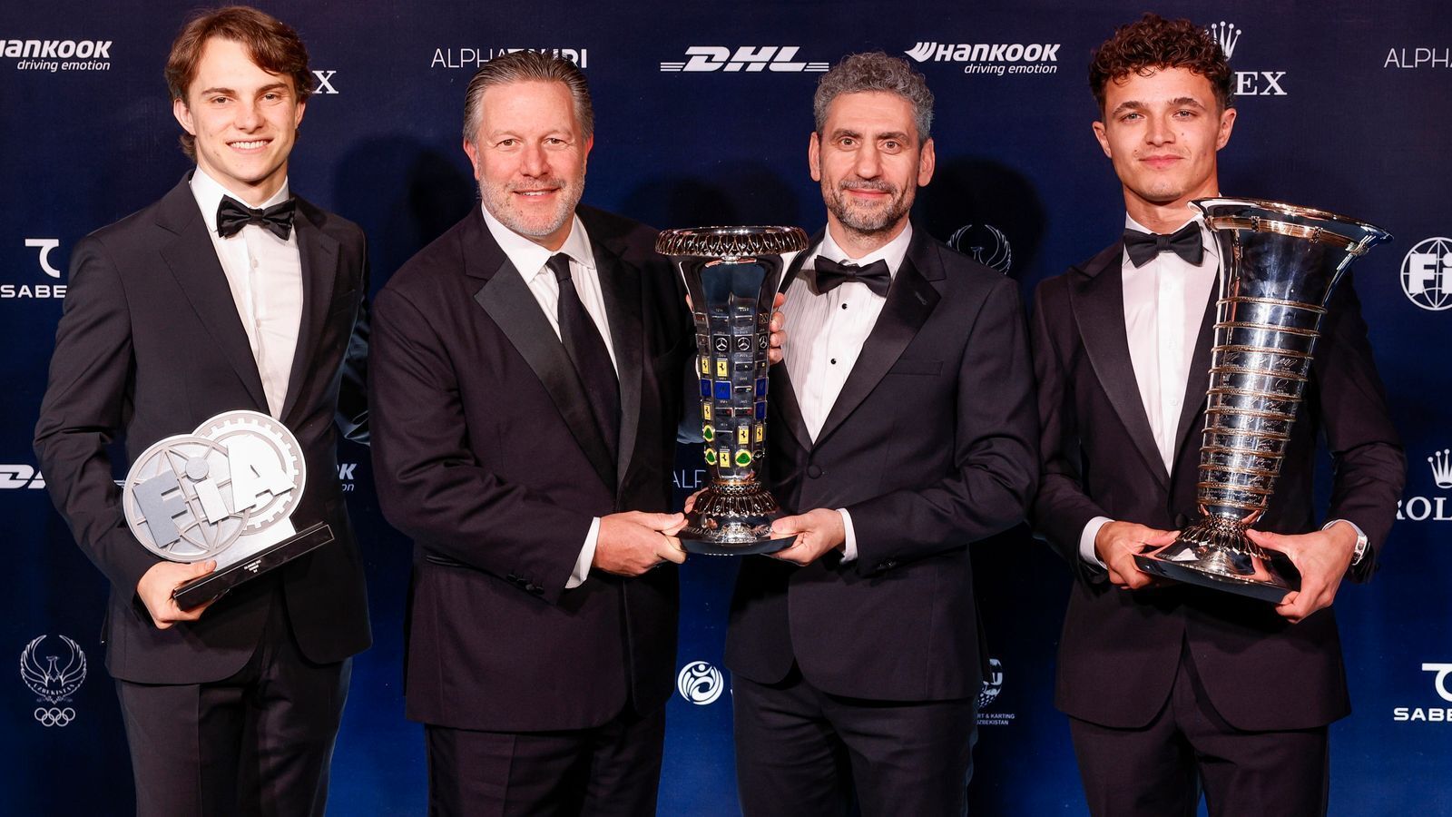 Чемпион F1‑2025 Ландо Норрис получил трофей на церемонии FIA Awards