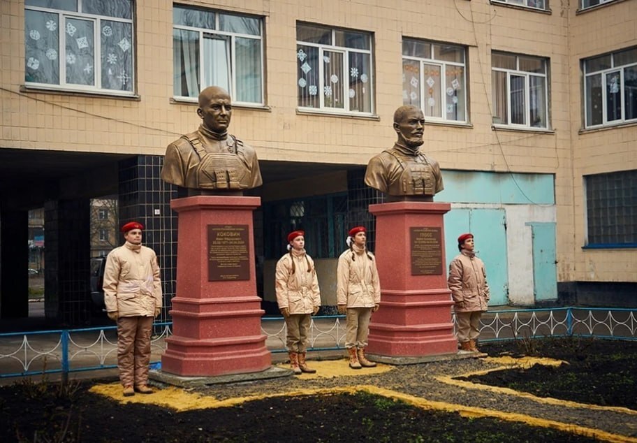 В Донецке увековечили память двух десантников