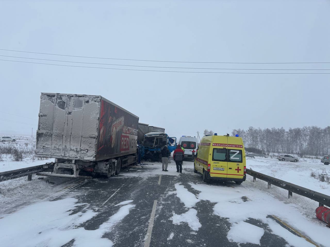 Шесть человек погибли в массовом ДТП с автобусом в Омской области.