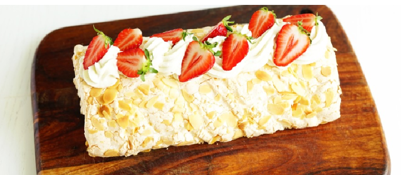 Нежнейший рулет: меренговый с клубникой