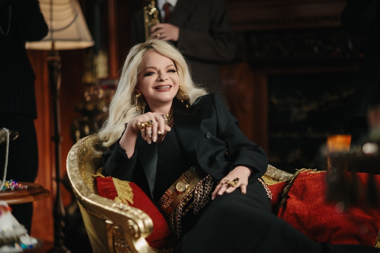 Россияне массово скупают товары с лицом Ларисы Долиной на Wildberries