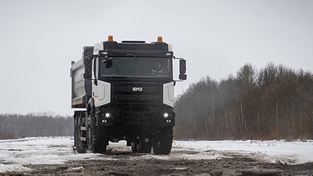 Стартовало производство российских грузовых автомобилей БАЗ, построенных на базе военных тягачей