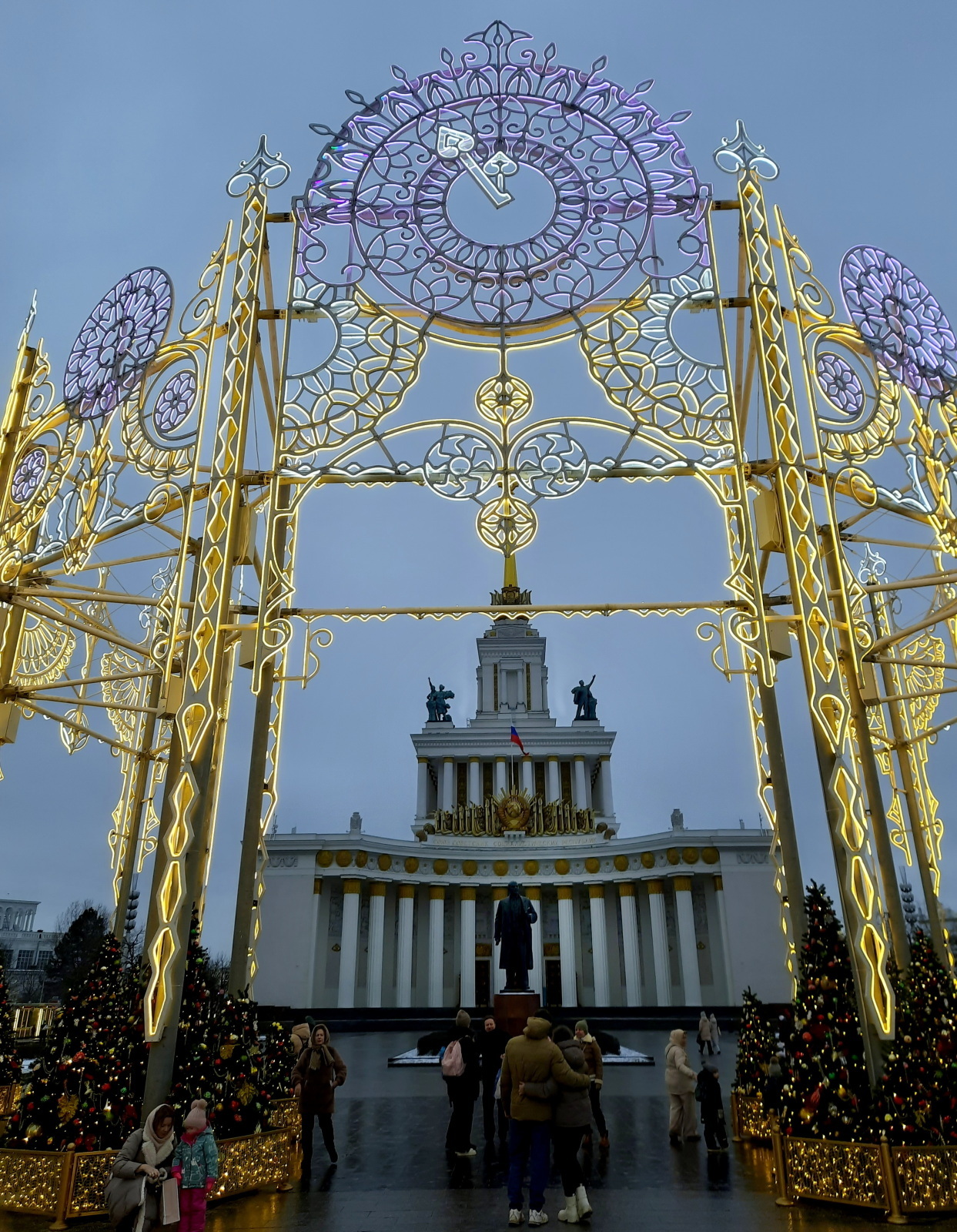 Хождение по ёлкам-2. ВДНХ