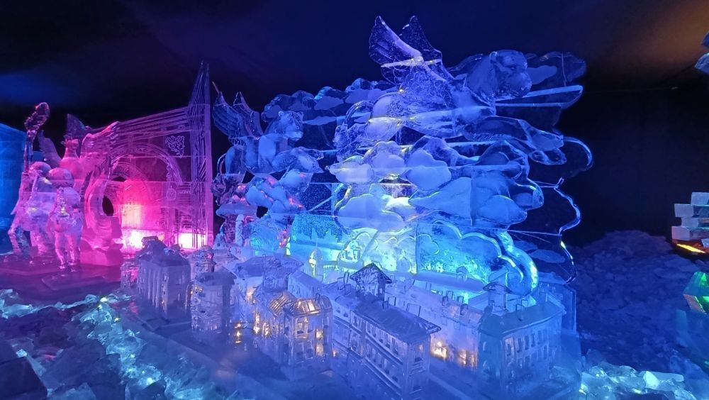 Умеют же! Ледяные скульптуры в Петербурге - сверкающая красота