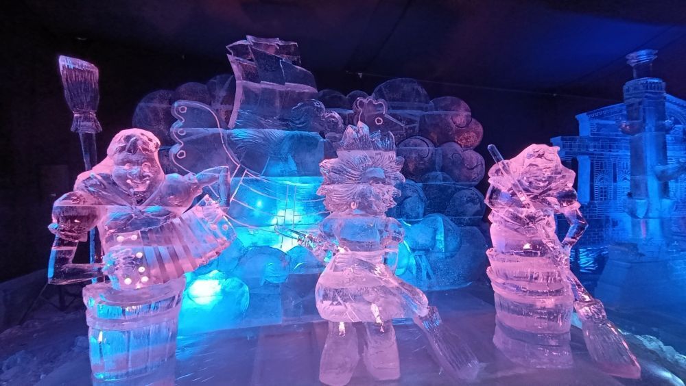 Умеют же! Ледяные скульптуры в Петербурге - сверкающая красота