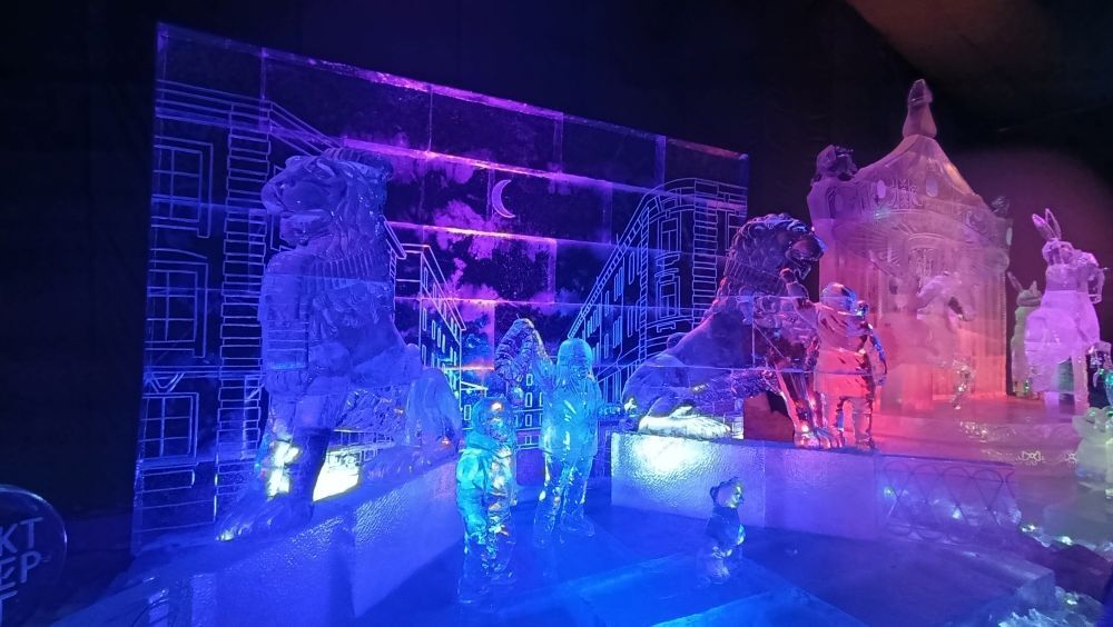 Умеют же! Ледяные скульптуры в Петербурге - сверкающая красота