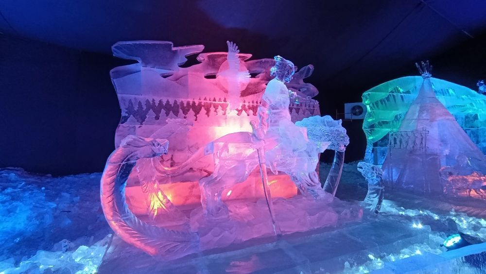 Умеют же! Ледяные скульптуры в Петербурге - сверкающая красота