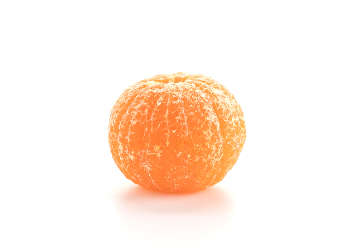 Не кирпич на голову, а мандарин во рту: девушка чуть не погибла из-за обычного фрукта