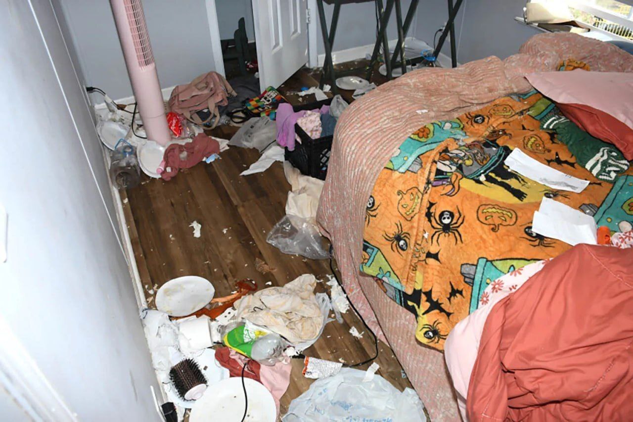 Дом ужаса в Алабаме: родители бросили 14-летнюю дочь среди мусора и мёртвых собак