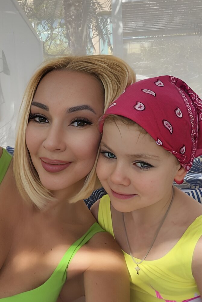 Лера Кудрявцева в откровенном бикини отдыхает в Дубае: фото в бассейне