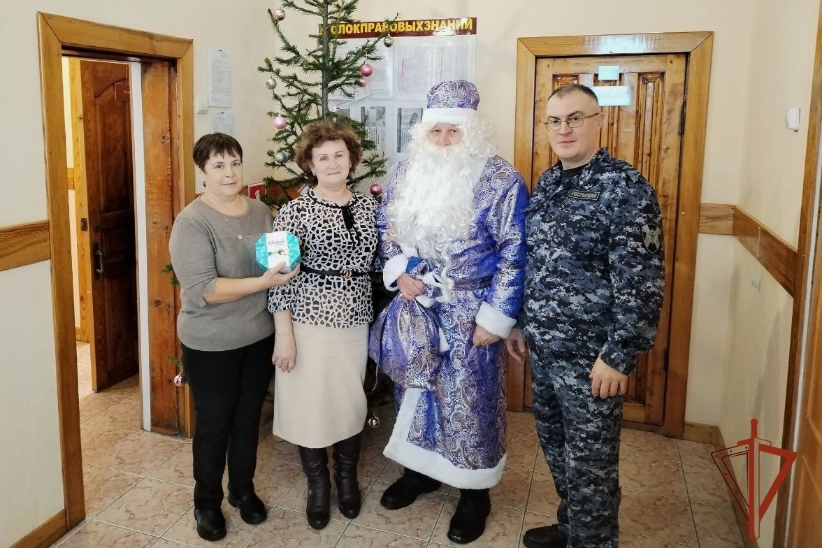 В Черепаново сотрудники вневедомственной охраны Росгвардии поздравили с наступающим Новым годом ветеранов службы В Черепаново сотрудники вневедомственной охраны Росгвардии поздравили с наступающим Новым годом ветеранов службы