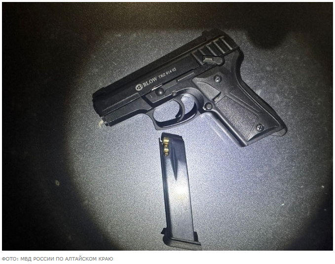 В Барнауле задержан автомобиль с тремя иностранцами, у которых были обнаружены наркотики и пистолет