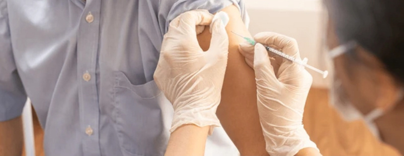 После окончания пандемии коронавируса все больше внимания уделяется побочным эффектам вакцинации.