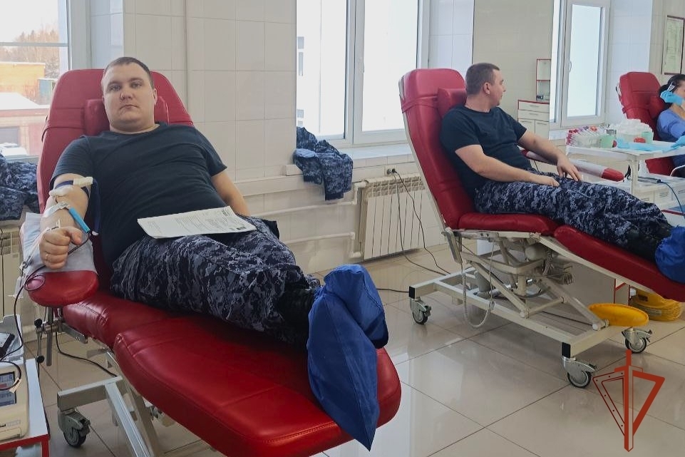 В Новосибирске сотрудники вневедомственной охраны Росгвардии сдали донорскую кровь