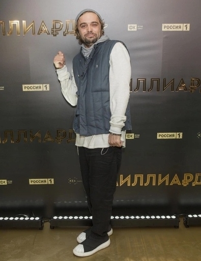 «В первый раз показал своего ребёнка» — Илья Глинников поделился с подписчиками фотографией со своим новорождённым малышом.