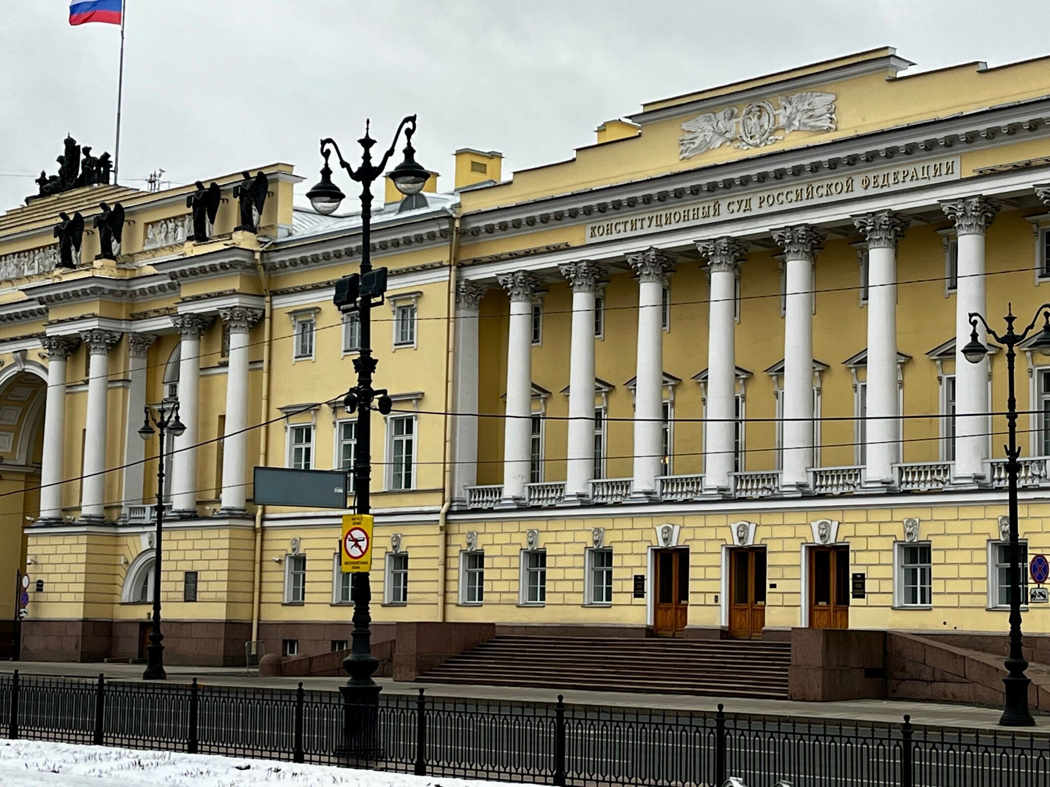 Купили онлайн, а для возврата предлагают приехать лично? Конституционный Суд РФ поставил точку в споре