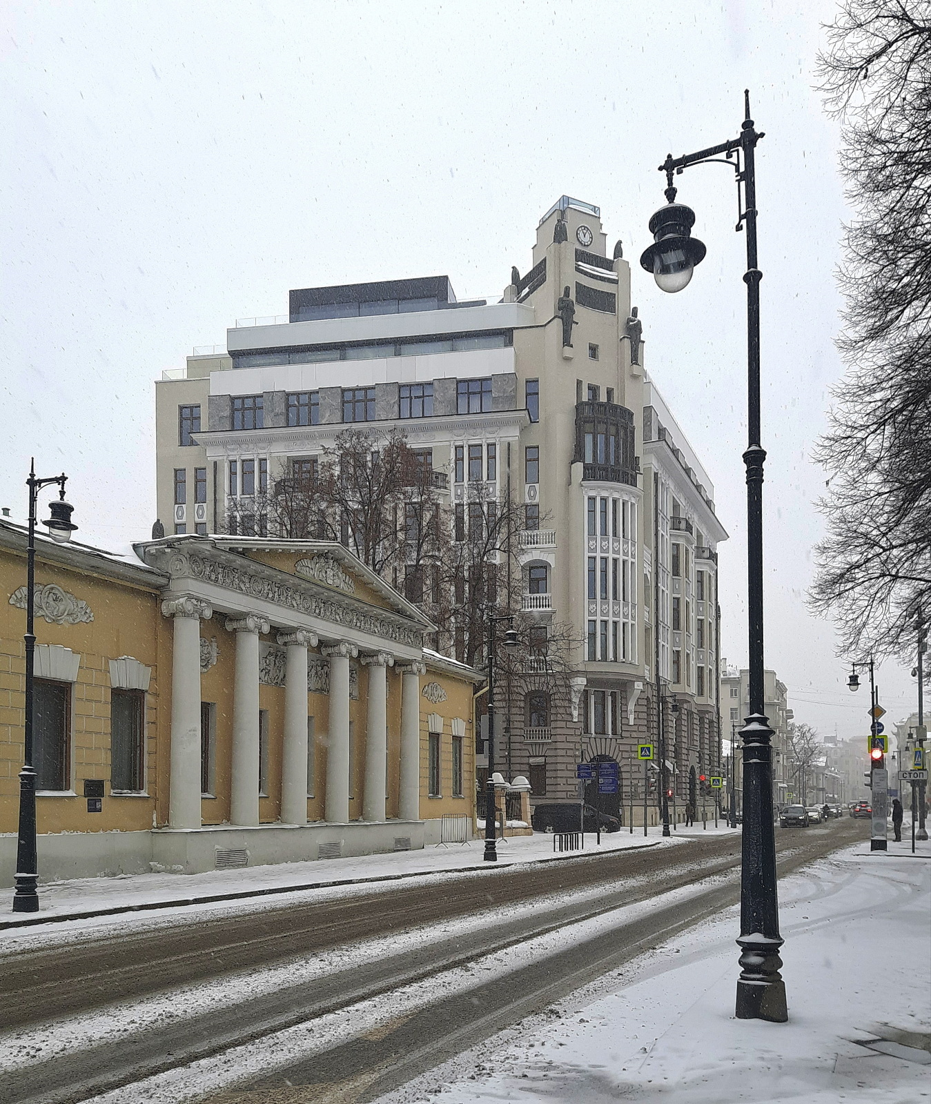 Чего только не услышишь и не увидишь на московской улице (занесённой снегом)