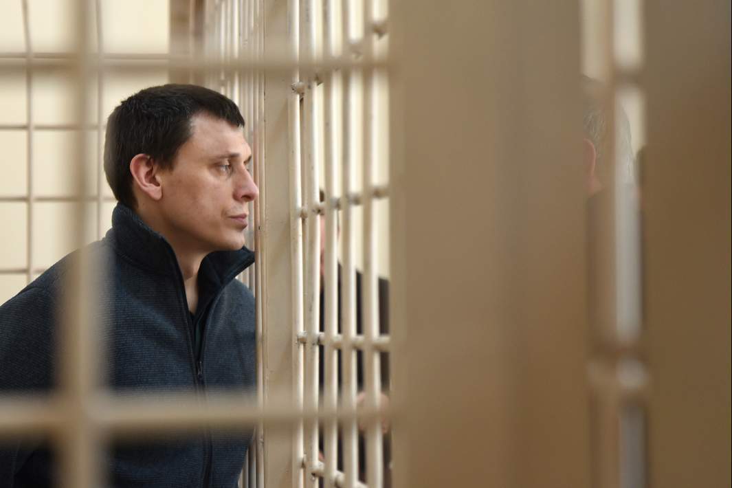 Защитный грабеж​​: экс-главе Курской области запросили 15 лет колонии за взятки