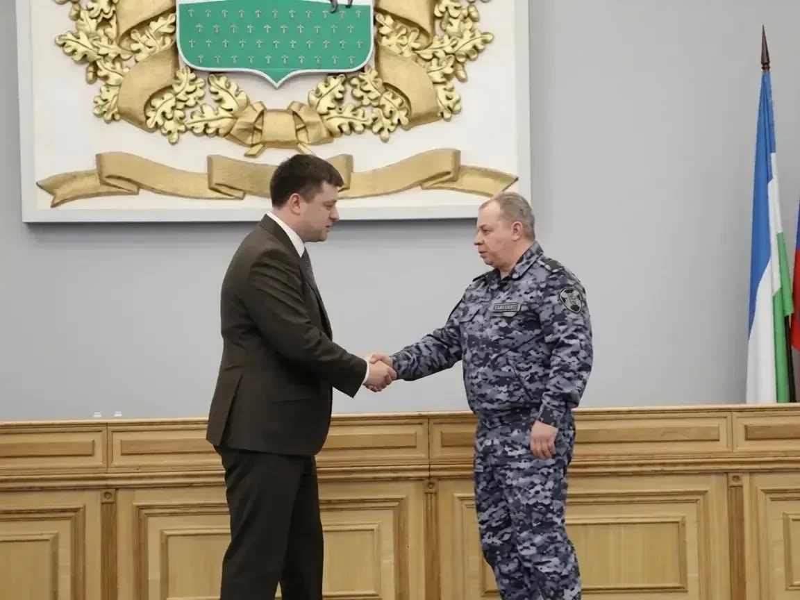 В Уфе сотрудники Росгвардии, оперативно задержавшие вооруженного подростка, получили награды от администрации города