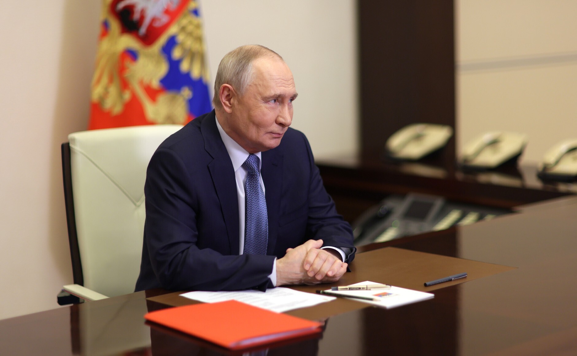Хватит писать отчеты! Путин нанес удар по бюрократии: что изменится для врачей и учителей?