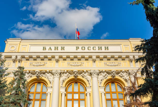 Центробанк ударил в спину: как ЦБ задушил экономику, под овации Запада