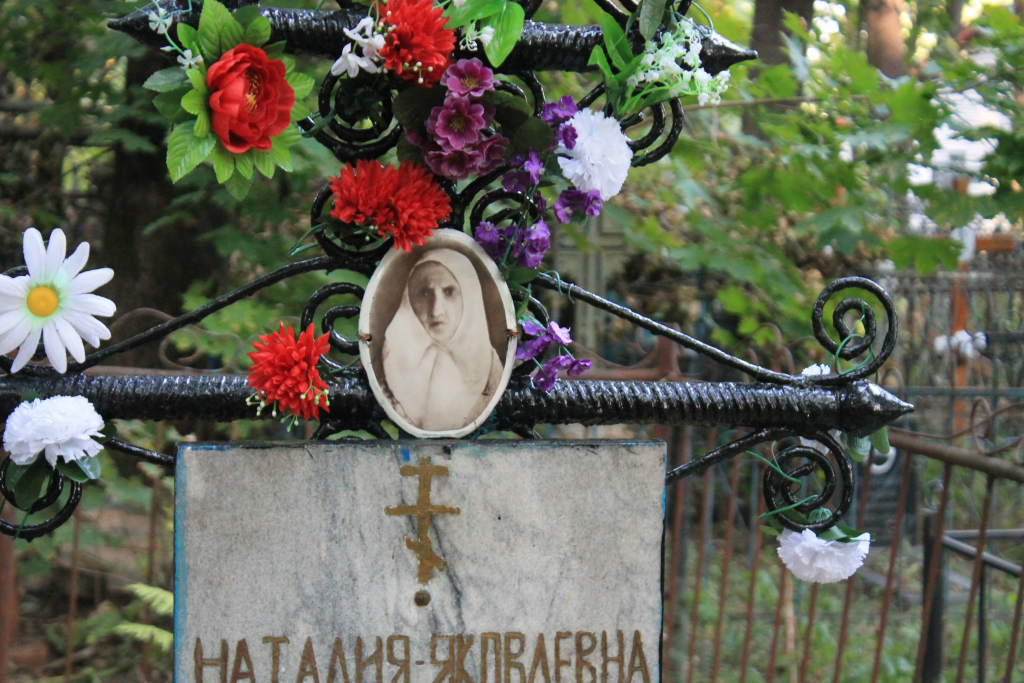 А вы любите гулять по кладбищам?