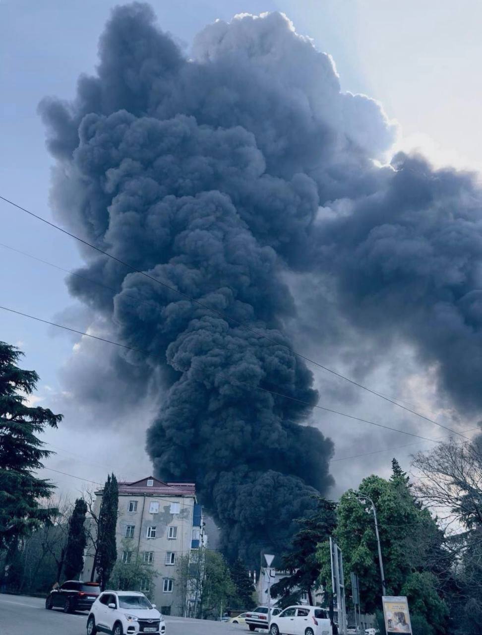 «Чёрный дождь» над Туапсе: город объявлен зоной отчуждения после атаки на НПЗ, пока губернатор приглашает туристов «отравиться» свежим воздухом