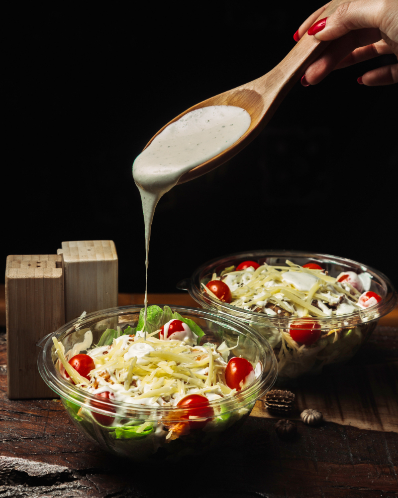 Четыре бюджетные заправки для салатов: как сделать дорогой вкус из простых продуктов