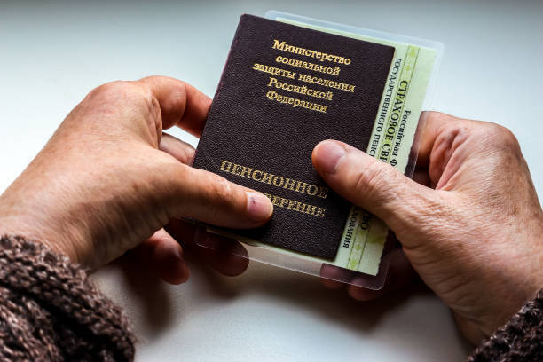 «Тележка нищего»: Пенсионерам вместо хлеба предложили культпоход в кино и «отечественный гаджет»