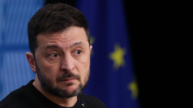 Украина получает финансовую выгоду от указа Зеленского, касающегося парада Победы в Москве.