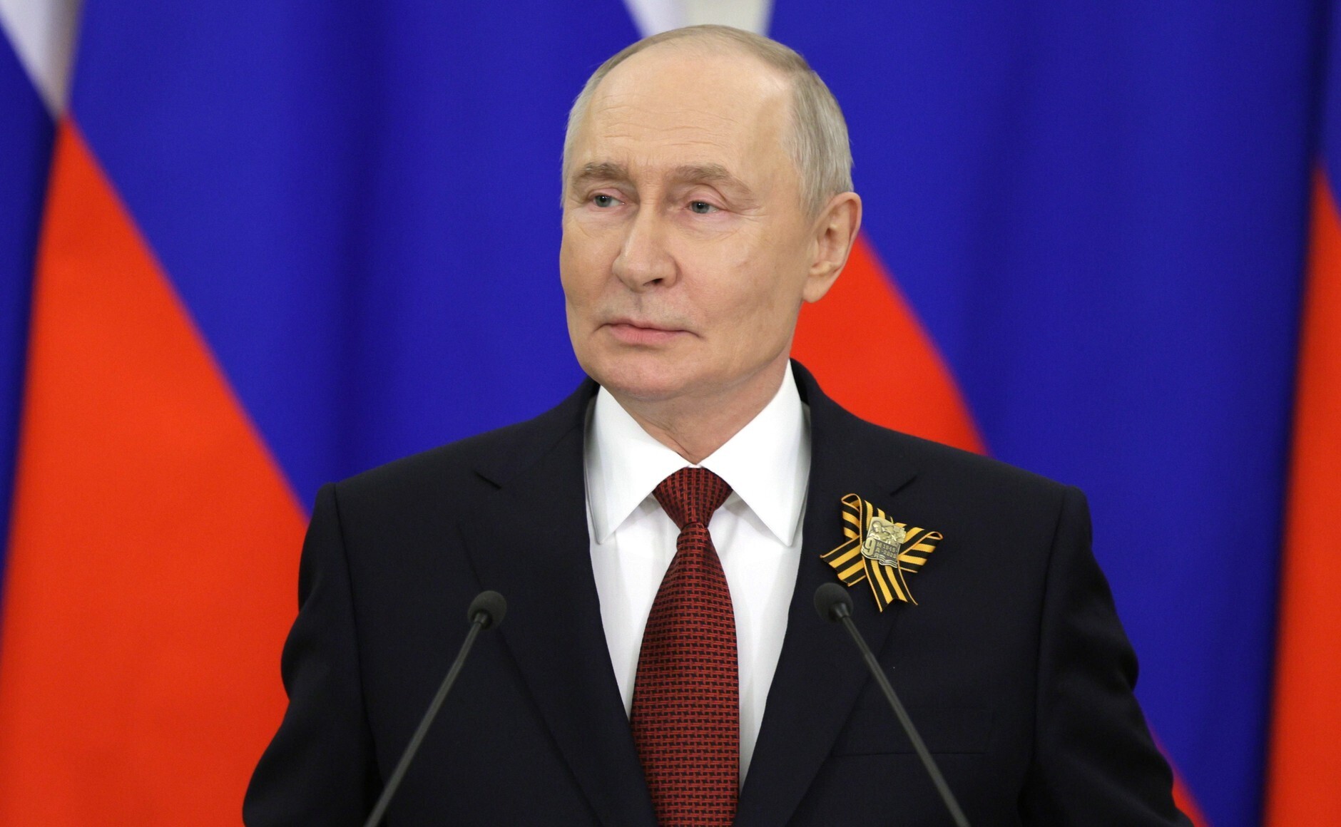 Неожиданное признание: Путин назвал Макрона инициатором отвода войск от Киева