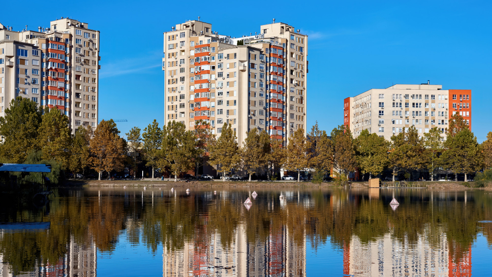 В Москве начали устанавливать лифты с большими экранами