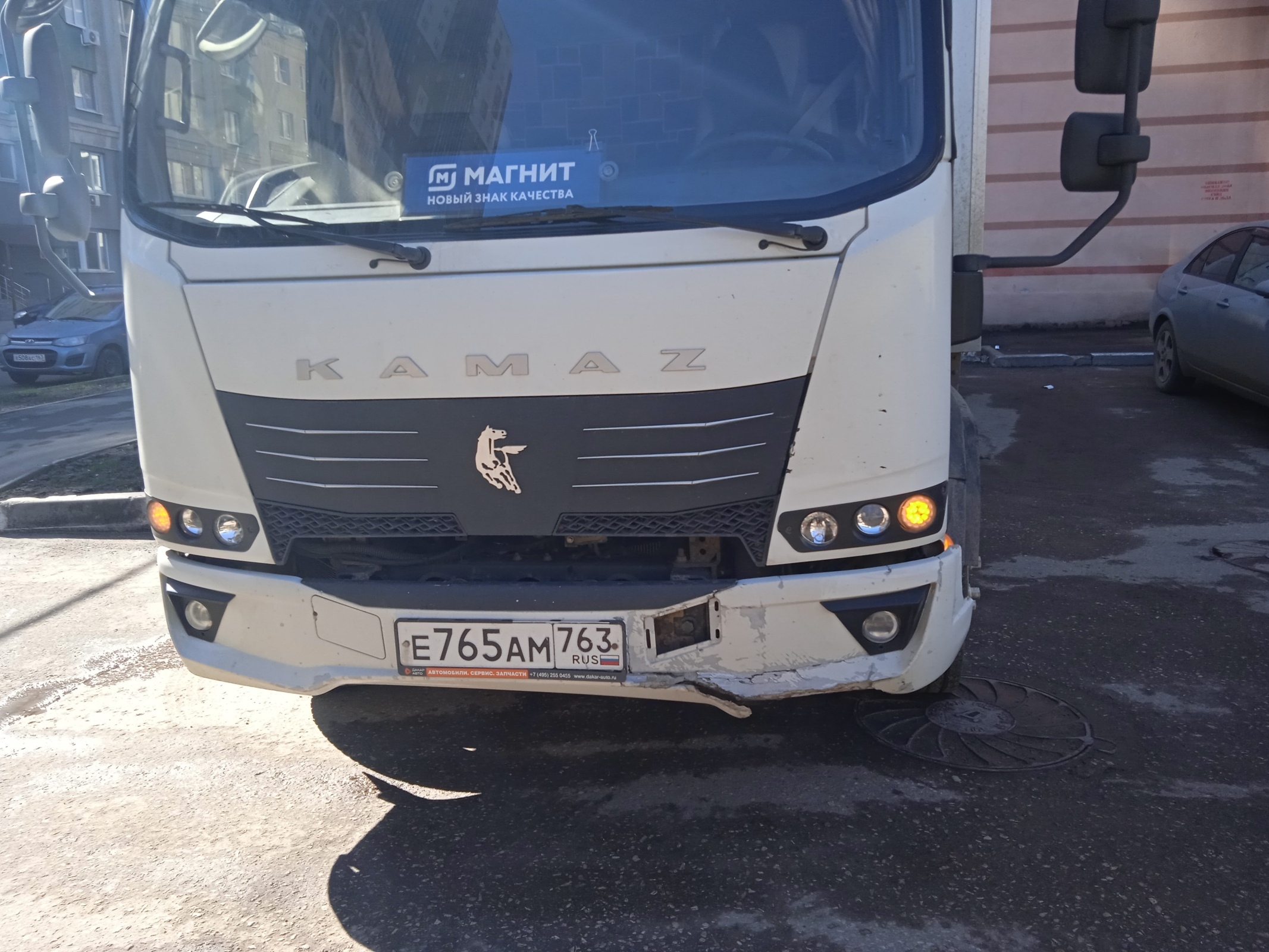 Шум от разгрузочно-погрузочных работ в магазине.