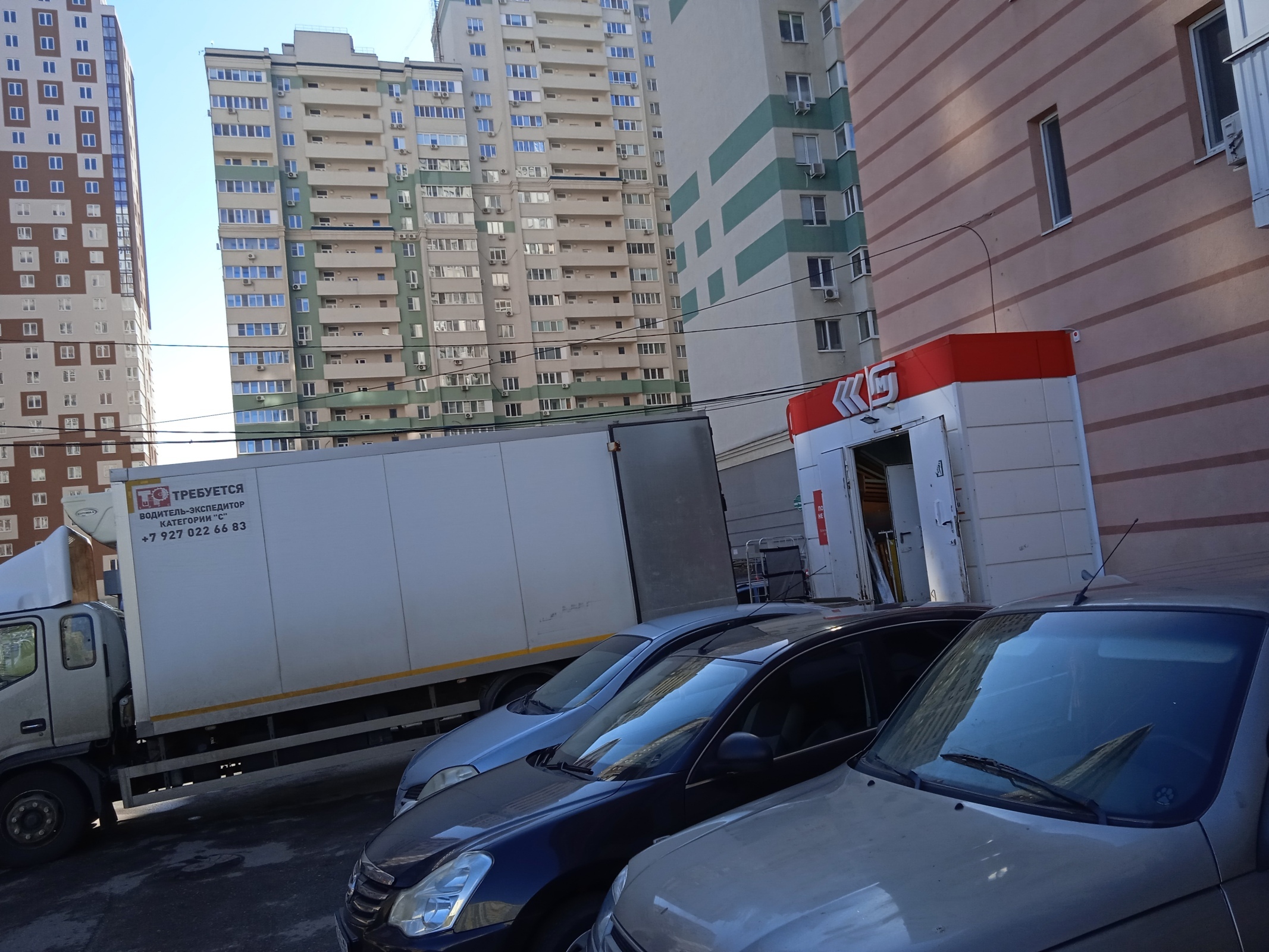 Шум от разгрузочно-погрузочных работ в магазине.