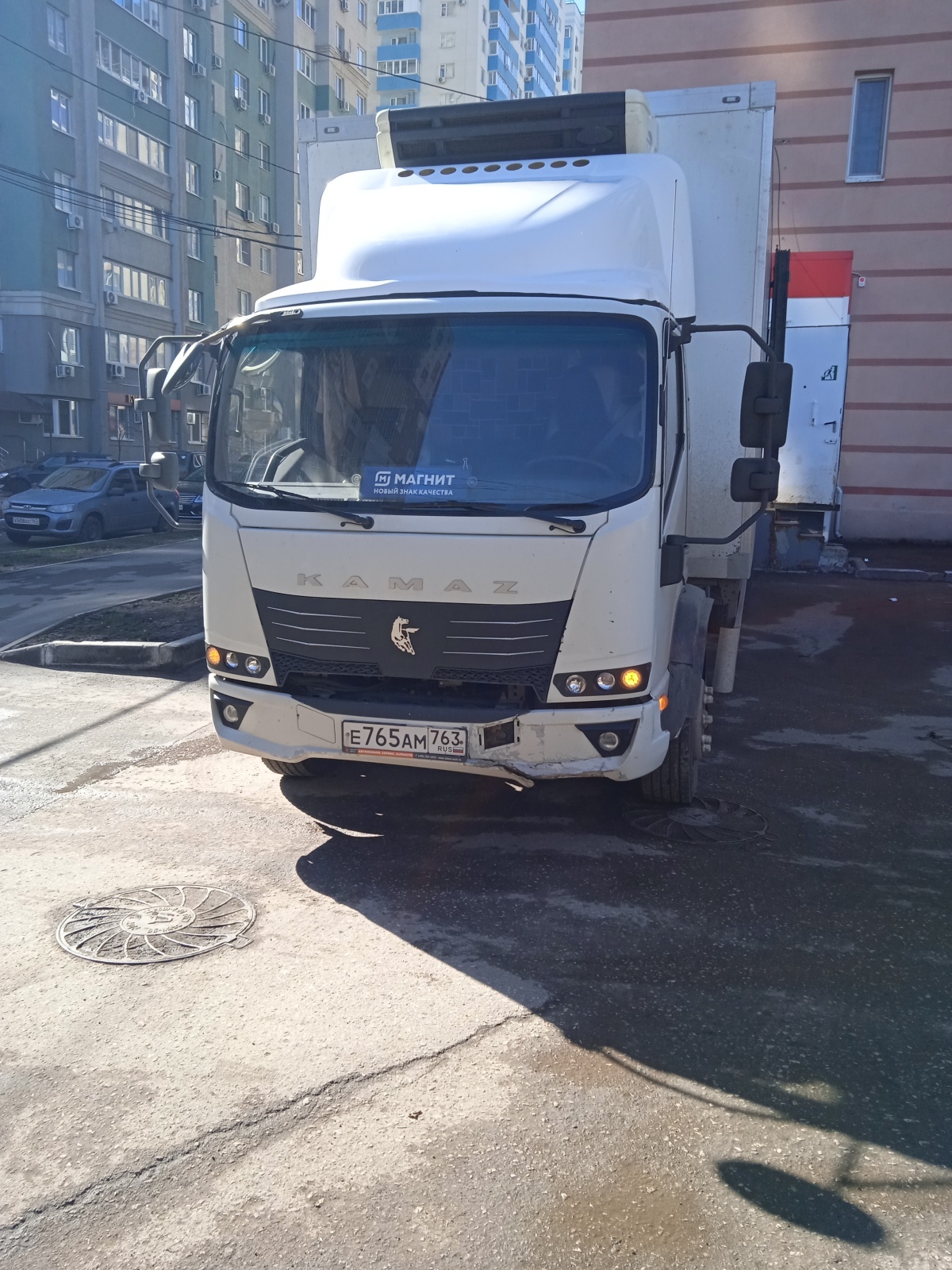 Шум от разгрузочно-погрузочных работ в магазине.