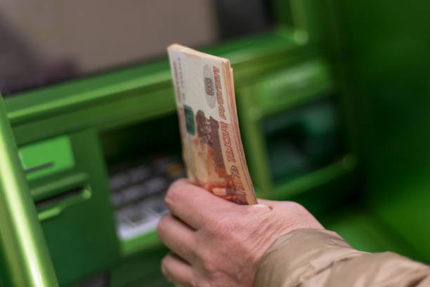Снял наличку — получил «блок»: ЦБ радостно сажает россиян на «короткий поводок»