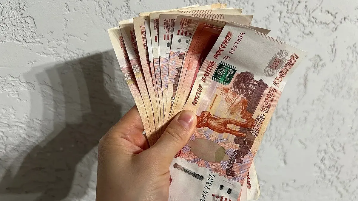 Девальвация уже здесь: что делать россиянам с рублевыми накоплениями, чтобы не потерять их ценность?