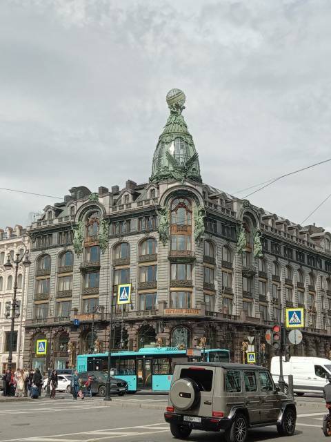 В Петербурге саммит: делегатов кормят креветками, а на город летят дроны. Есть пострадавшие
