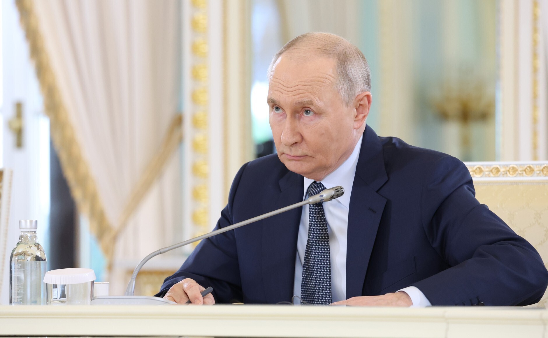 Загадочные 15%: кто не доверяет Путину? 🤫