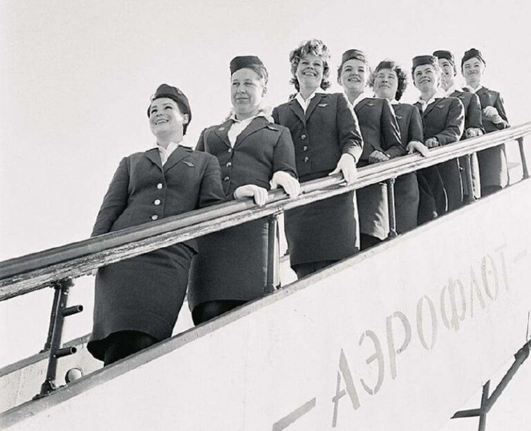 «Замуж — значит уволена»: как стюардессы бросили вызов системе и изменили мир авиации навсегда