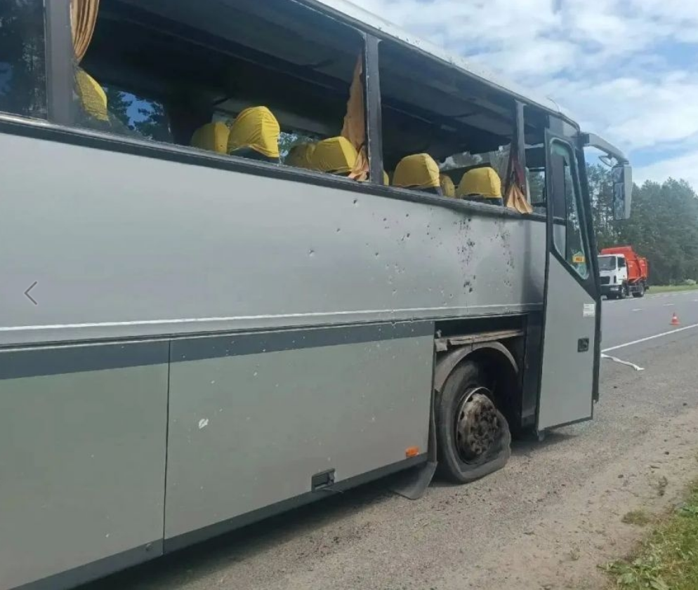 Трагедия на дороге: дрон атаковал гражданский автобус с детьми