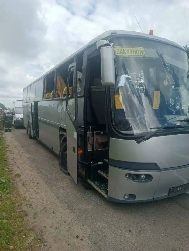 Трагедия на дороге: дрон атаковал гражданский автобус с детьми