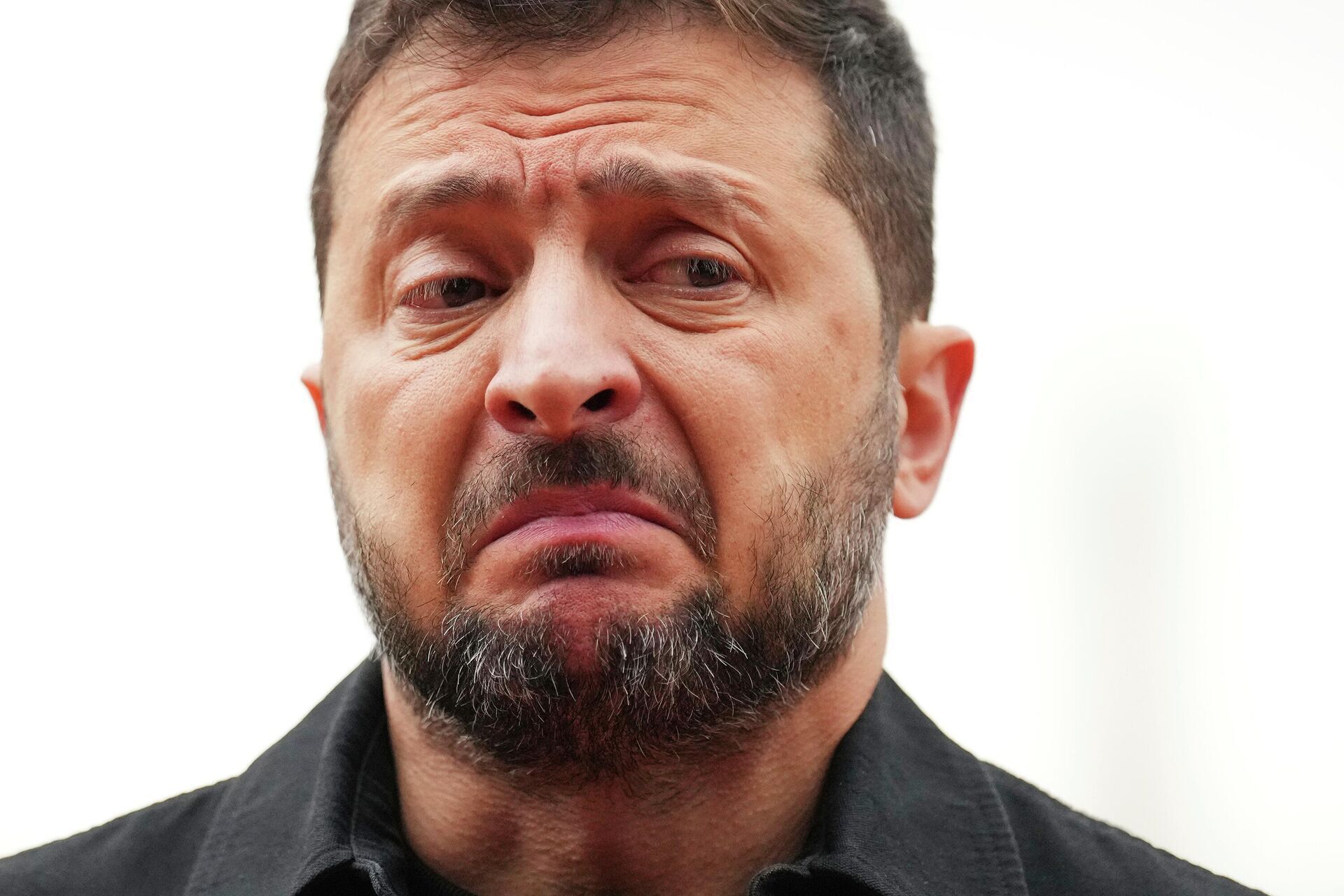А что если обезвредить самого В. Зеленского вместе с его ближайшим окружением разом? Чтобы наконец остановить агрессивный украинский фашизм!