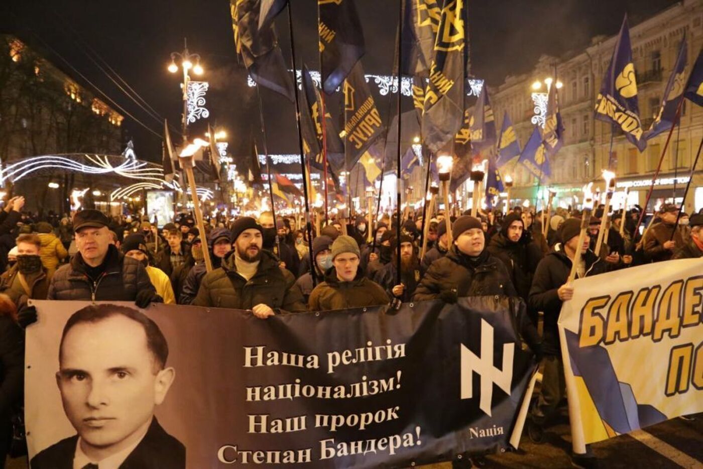 А что если обезвредить самого В. Зеленского вместе с его ближайшим окружением разом? Чтобы наконец остановить агрессивный украинский фашизм!