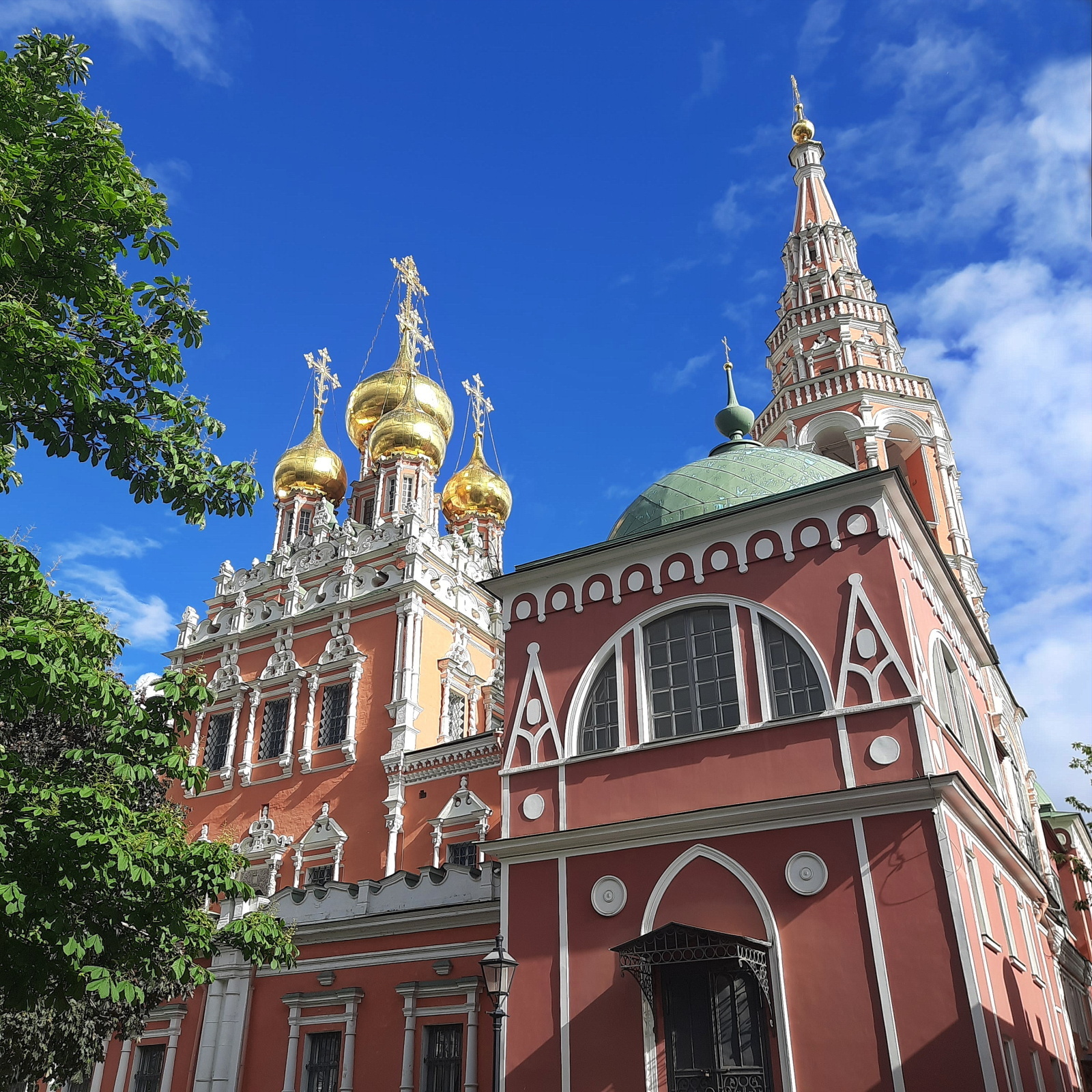 Храм Воскресения в Кадашах: красота и боль