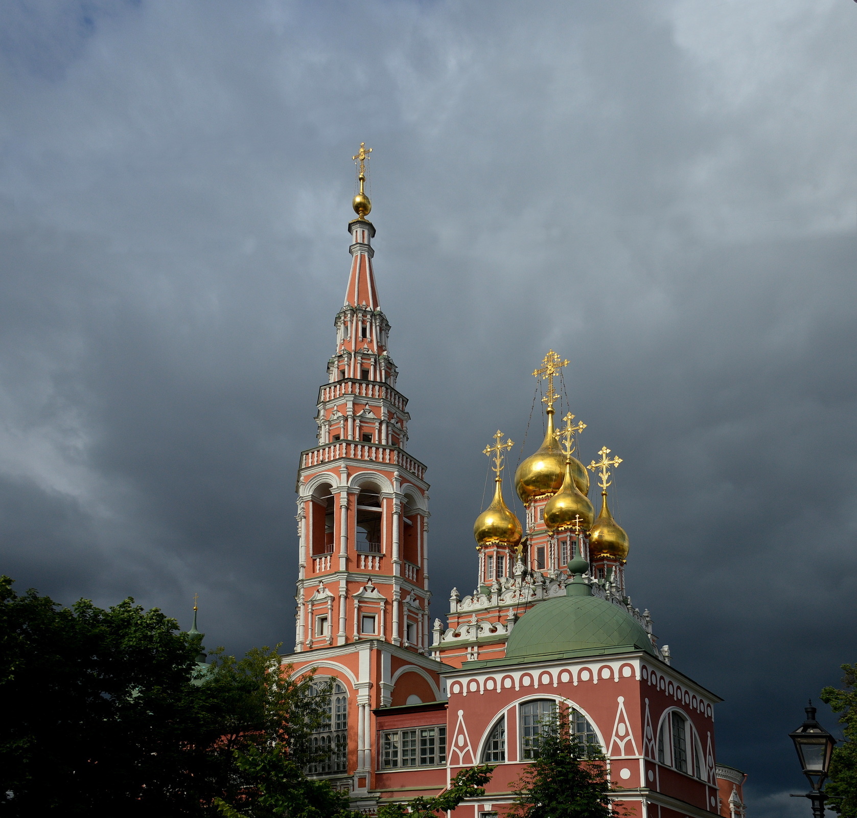 Храм Воскресения в Кадашах: красота и боль