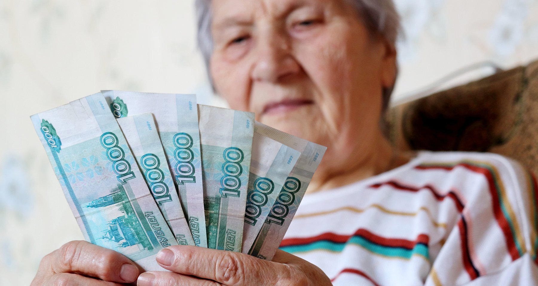 Деньги на счету умершего — не всегда наследство. Суд объяснил, какие выплаты нужно вернуть