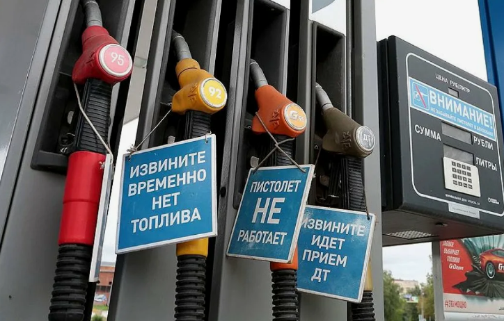 В Костроме шесть заправок остались без бензина и на четырёх очередь